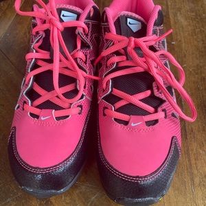 Nike youth softball shoes